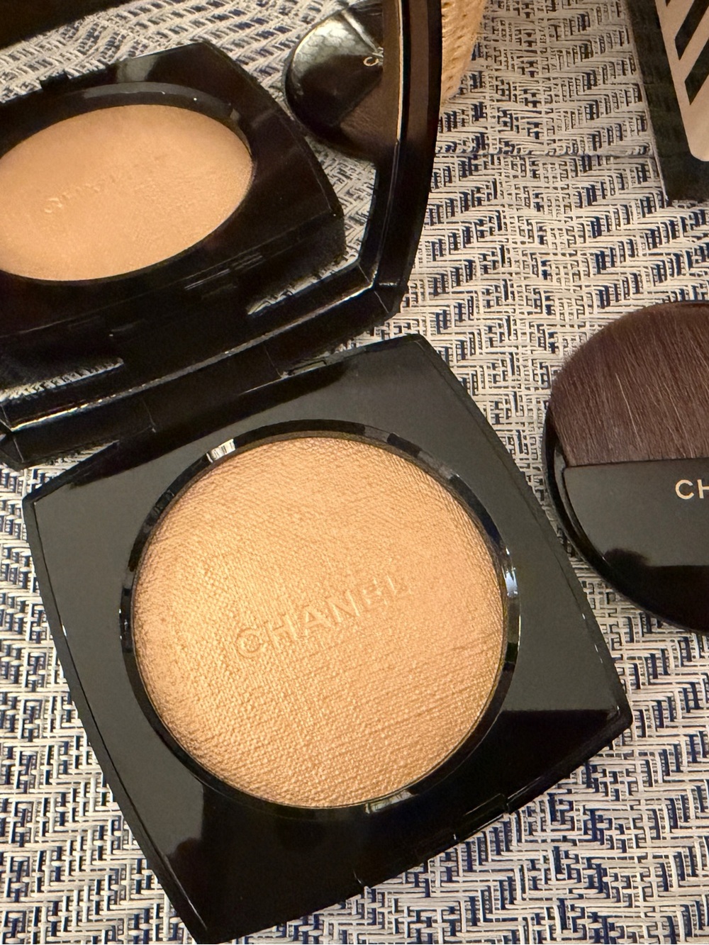 Chanel Les Beiges Summer Essentials Set -limited edition bag and Cosmetics - Picture 2 of 7